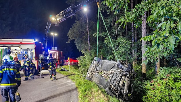 Zwei Stunden dauerte der Einsatz: Die Feuerwehr musste das Fahrzeug bergen, nachdem die ...