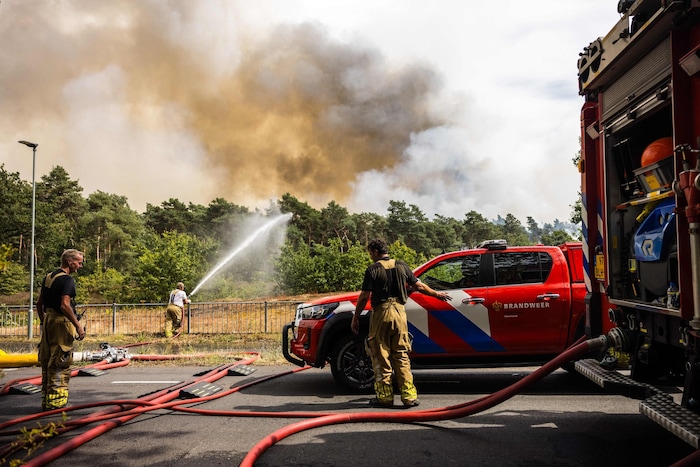 Feuerwehrleute kämpfen gegen die Brände.
