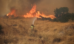 Hier kämpfen griechische Feuerwehrleute gegen die Brände.