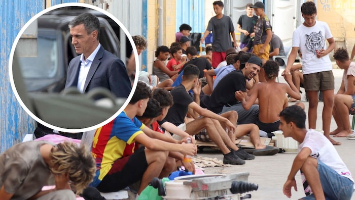 Von Alltag keine Spur: Migranten haben sich bei einer Lagerhalle in Ceuta niedergelassen.