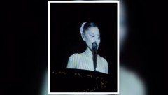 Ariana Grande wandte sich beim Konzert in Chicago (Screenshot oben) direkt an ihr Publikum und ...