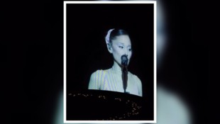 Ariana Grande wandte sich beim Konzert in Chicago (Screenshot oben) direkt an ihr Publikum und ...
