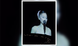 Ariana Grande wandte sich beim Konzert in Chicago (Screenshot oben) direkt an ihr Publikum und ...
