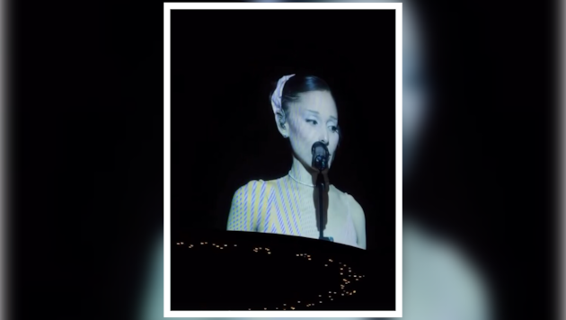 Ariana Grande wandte sich beim Konzert in Chicago (Screenshot oben) direkt an ihr Publikum und ...