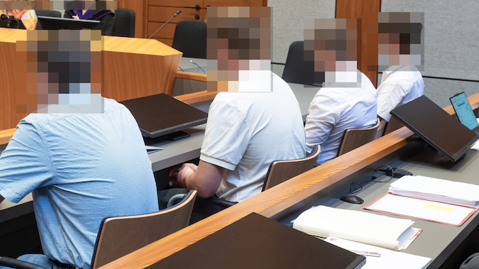 Die vier jungen Männer im Landesgericht Innsbruck am Dienstag