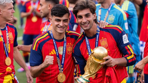 Ferran Torres (re.) mit seinem Noch-Barca-Teamkollegen Pedri