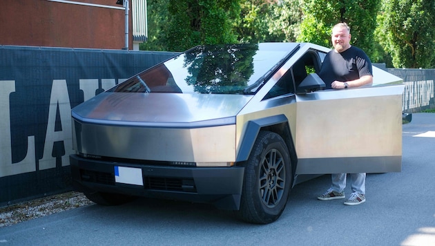 Fabian Dutzler (o.) mit seinem Cybertruck auf Tour in Linz.