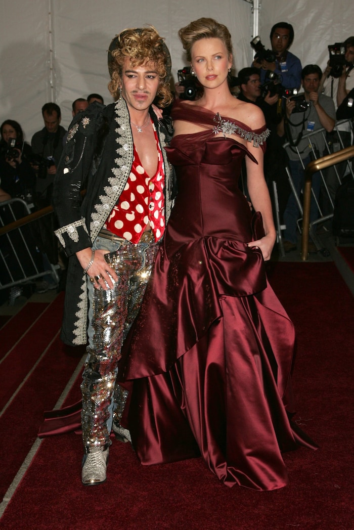Charlize Theron und Designer John Galliano bei der Met Gala 2006 in New York: Gemeinsam ...