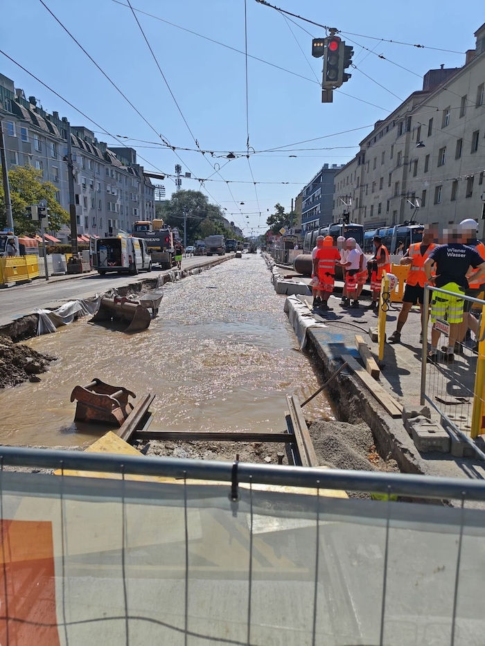Das Wasser stand bald zentimeterhoch. Die gesamte Baustelle war überflutet.