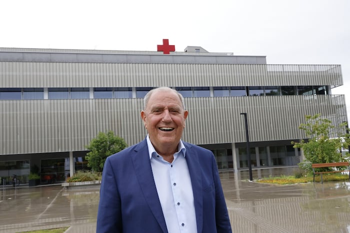 Schrittwieser vor der neuen Rotkreuz-Leitstelle, einem Millionenbau.