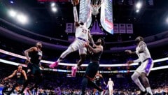 Lebron James (Mitte; Nummer 23)