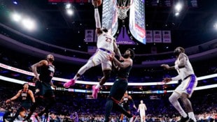 Lebron James (Mitte; Nummer 23)