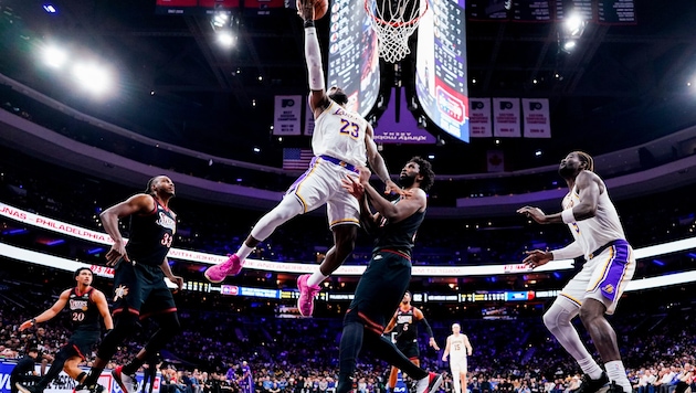 Lebron James (Mitte; Nummer 23)