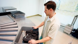 Flüssigkeiten im Handgepäck und elektronische Geräte in der Tasche: Mit den neuen CT-Scannern ...