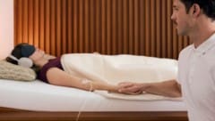 Eine Patientin während einer Ketamin-Therapie. Die Augenbinde hilft dabei, äußere Reize zu ...