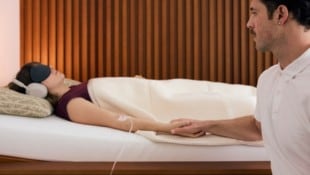 Lukas Gächter Eine Patientin während einer Ketamin-Therapie. Die Augenbinde hilft dabei, äußere Reize zu ...