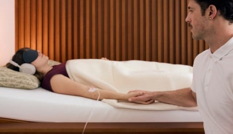 Eine Patientin während einer Ketamin-Therapie. Die Augenbinde hilft dabei, äußere Reize zu ...