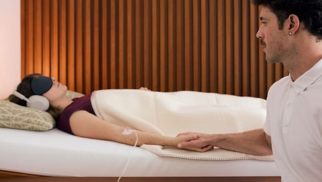 Eine Patientin während einer Ketamin-Therapie. Die Augenbinde hilft dabei, äußere Reize zu ...