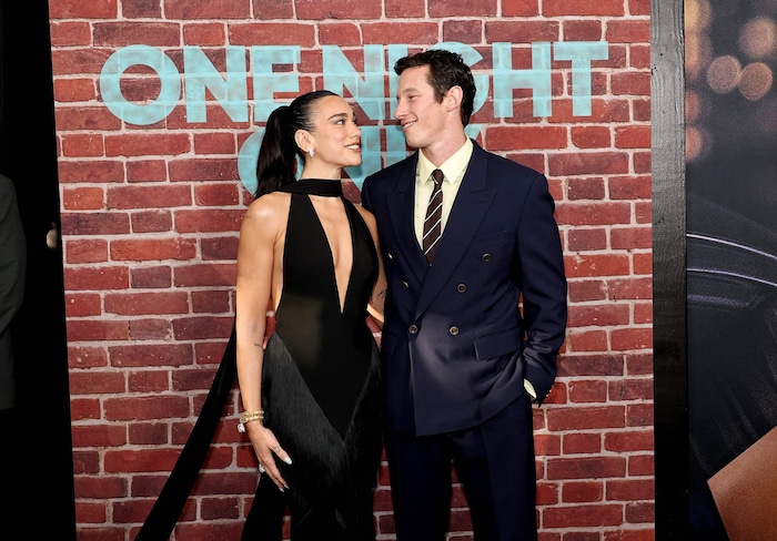 Dua Lipa strahlte bei der Premiere des Films „One Night Only“ in New York, in dem ihr Ehemann ...