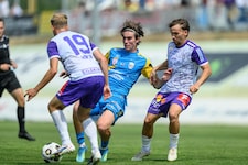 Nikolas Freund (M.) stand im ersten Ligaspiel für Hertha Wels schon in der Startelf.