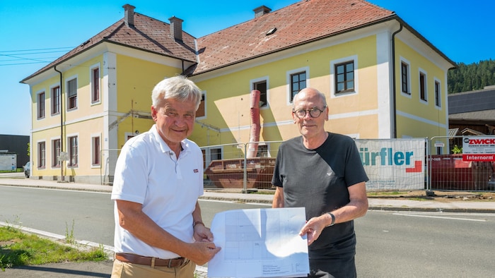 Bürgermeister Liendl mit Architekt Reinhold Wetschko.
