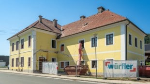 Die alte Volksschule wird aktuell umgebaut.