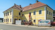 Die alte Volksschule wird aktuell umgebaut.