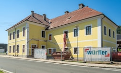 Die alte Volksschule wird aktuell umgebaut.