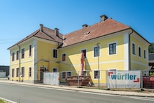 Die alte Volksschule wird aktuell umgebaut.
