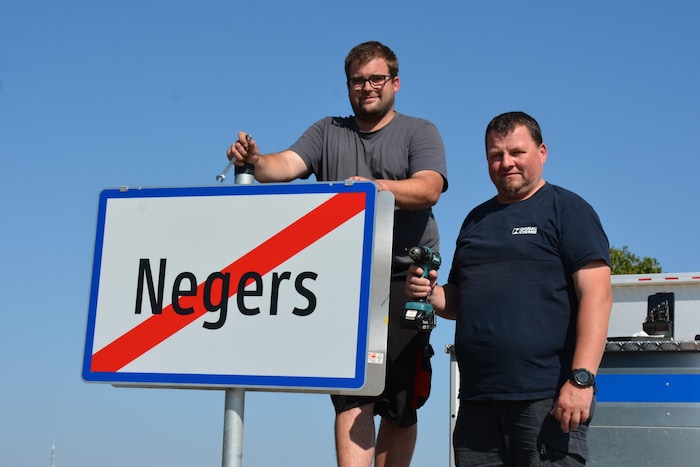Phillip Kuchelbacher und Mario Steinbauer vom Zwettler Bauhof installierten die neuen Ortstafeln ...