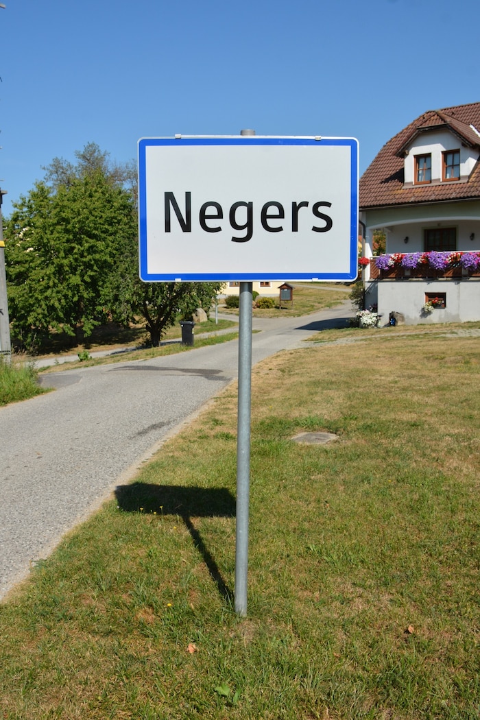 Für nächtliche Diebestouren sind die Ortstafeln von Negers begehrt.