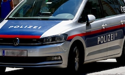Die Frau wartete vor der Wohnung auf das Eintreffen der Polizei.