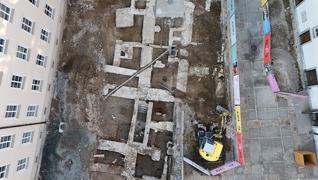 Bei den Bauarbeiten wurden die Mauern des Wohngebäudes Friedrichs III. im Burghof 1 freigelegt