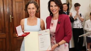 Harfenistin Charlotte Balzereit mit Landeshauptfrau Karoline Edtstadler (re.)
