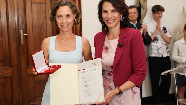 Harfenistin Charlotte Balzereit mit Landeshauptfrau Karoline Edtstadler (re.)