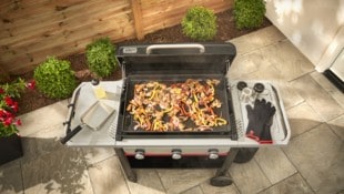 Die neue Weber Slate® GP 71 cm Premium Plancha bietet viel Platz für kreative Grillideen und ...