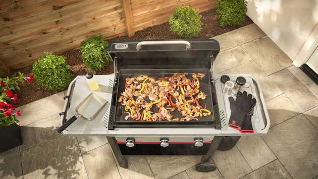 Die neue Weber Slate® GP 71 cm Premium Plancha bietet viel Platz für kreative Grillideen und ...