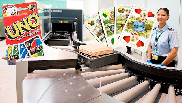 Leser melden der „Krone“, dass harmlose Spielkarten Extrakontrollen am Flughafen auslösen.