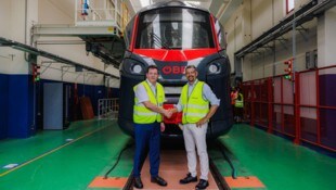 Mobilitätslandesrat René Zumtobel (SPÖ) und sein Südtiroler Amtskollege Daniel Alfreider (v.l.) ...