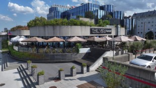 Direkt an der Donau genießen Gäste im The View hochwertige Küche, kreative Cocktails und einen ...