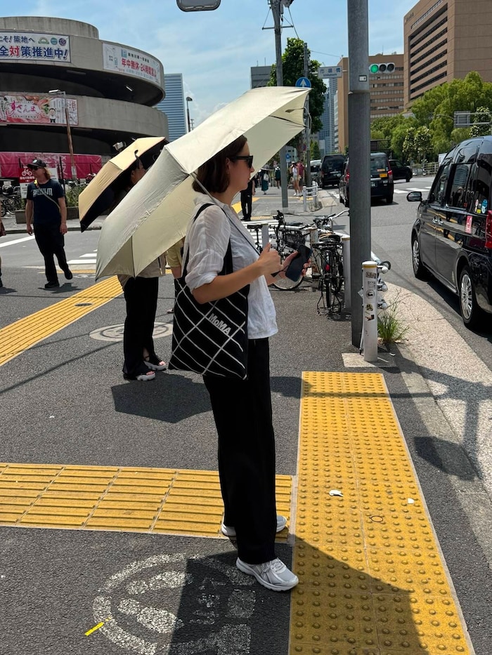 In Japan tragen im Sommer so gut wie alle (vor allem Frauen) einen Schirm