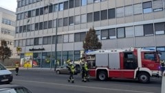 Die Löschtrupps am Weg zum betroffenen Teil des Gebäudes in der Muthgasse