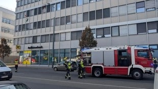 Die Löschtrupps am Weg zum betroffenen Teil des Gebäudes in der Muthgasse