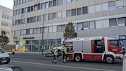 Die Löschtrupps am Weg zum betroffenen Teil des Gebäudes in der Muthgasse