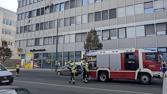 Die Löschtrupps am Weg zum betroffenen Teil des Gebäudes in der Muthgasse