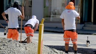 Bei anstrengenden Arbeiten im Freien sind Pausen und Hitzeschutz wichtig.