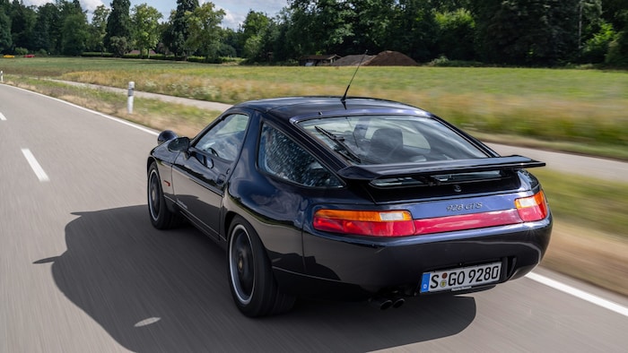 Der 928 GTS mit 350 PS schafft 275 km/h.