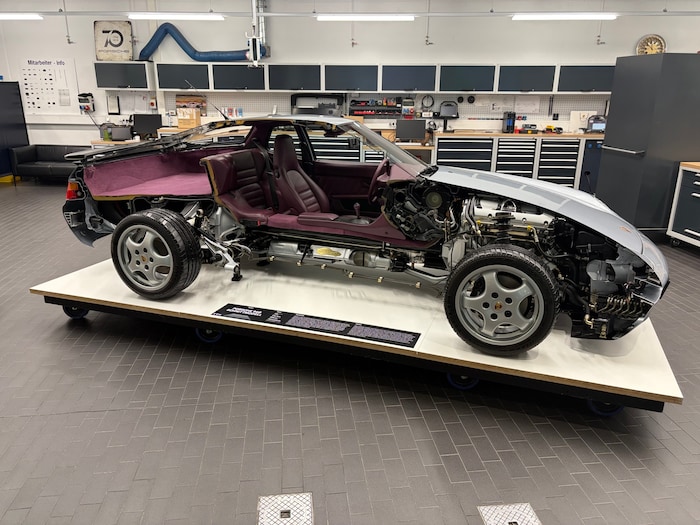 Motor vorne, Getriebe und Antrieb hinten – das nennt man Transaxle. Der Kardantunnel diente auch ...