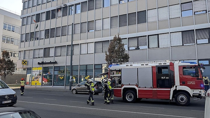 Die Löschtrupps am Weg zum betroffenen Teil des Gebäudes in der Muthgasse