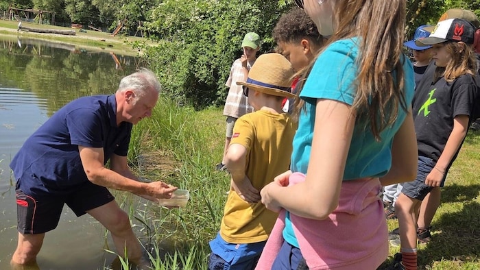 Heistinger klärt Kinder über die sensible Wasserwelt auf.